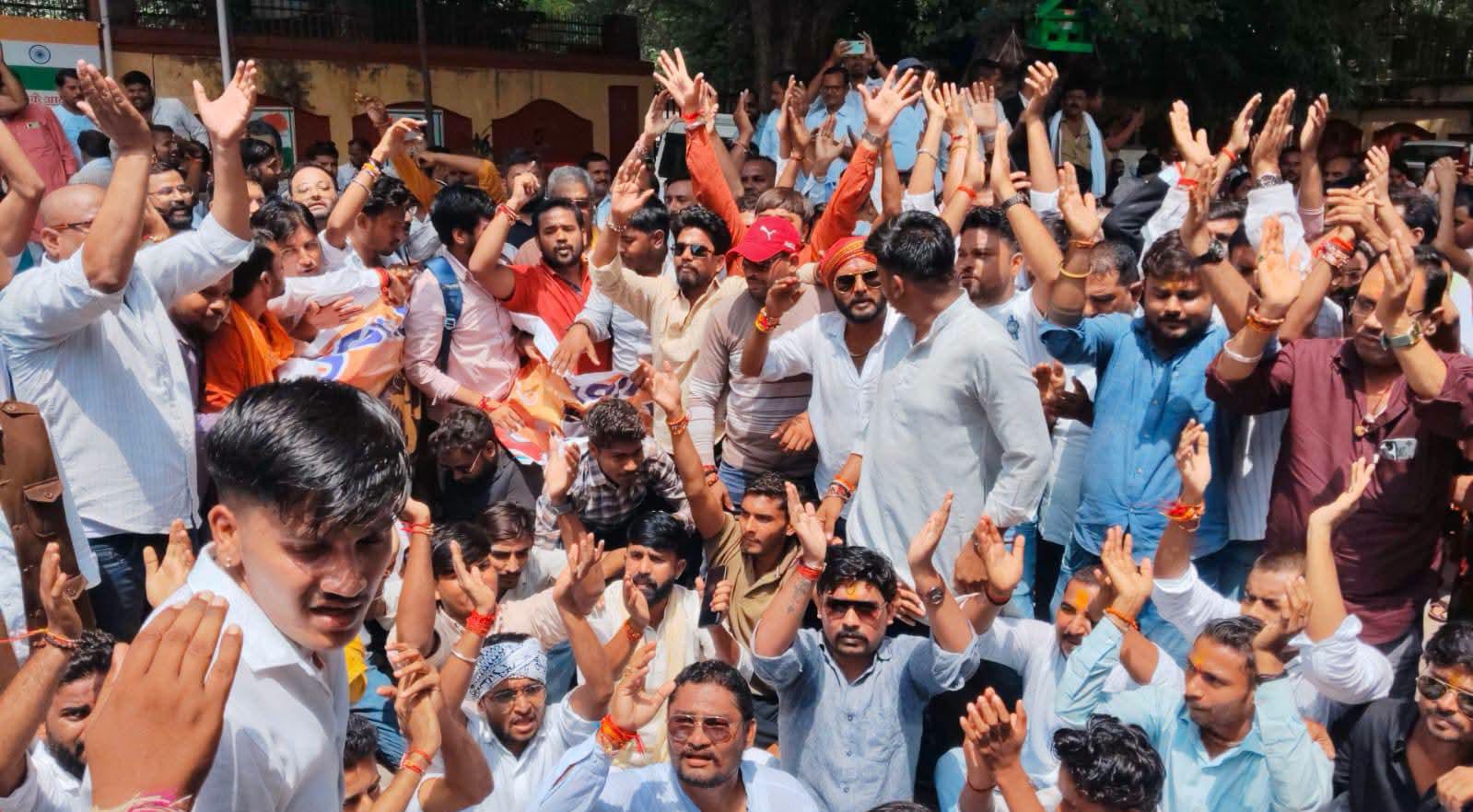 बांदा में 'गरजा' सवर्ण समाज: यूजीसी रेगुलेशन के खिलाफ कलेक्ट्रेट में हल्ला बोल ! 