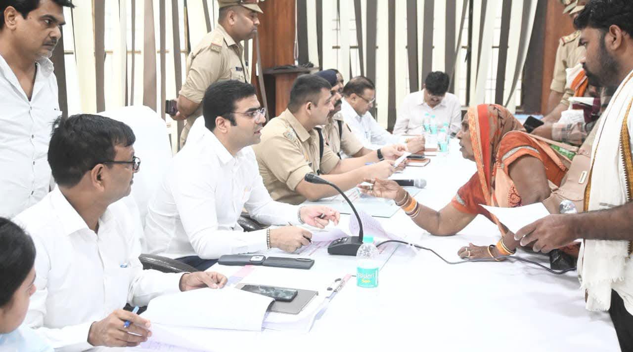 समाधान दिवस या खानापूर्ति दिवस ? फरियादी चक्कर काट रहे, फाइलें धूल खा रही ?