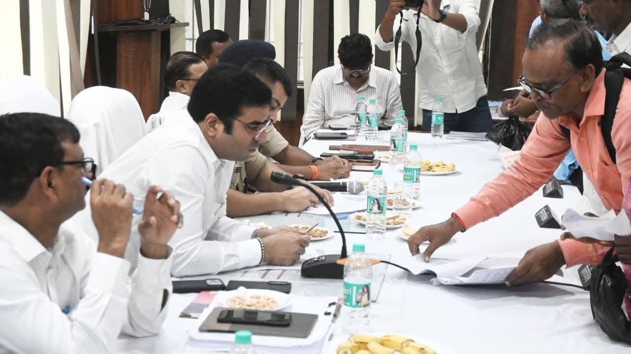 समाधान दिवस या खानापूर्ति दिवस ? फरियादी चक्कर काट रहे, फाइलें धूल खा रही ? 