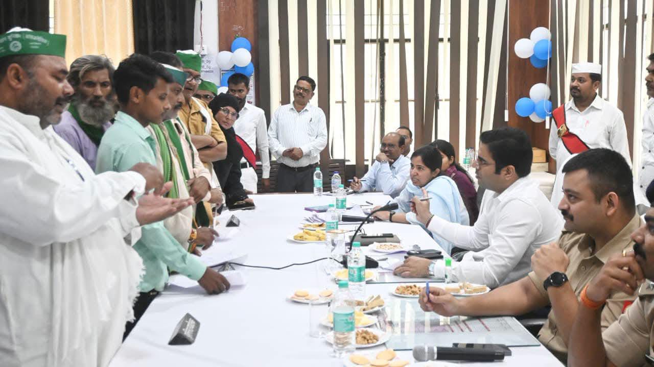 समाधान दिवस या खानापूर्ति दिवस ? फरियादी चक्कर काट रहे, फाइलें धूल खा रही ?