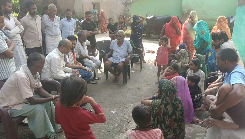 कांग्रेस जिलाध्यक्ष राजेश हुए 'भावुक': थामा परिवार का हाथ, बोले- सरकार को देना होगा सहारा