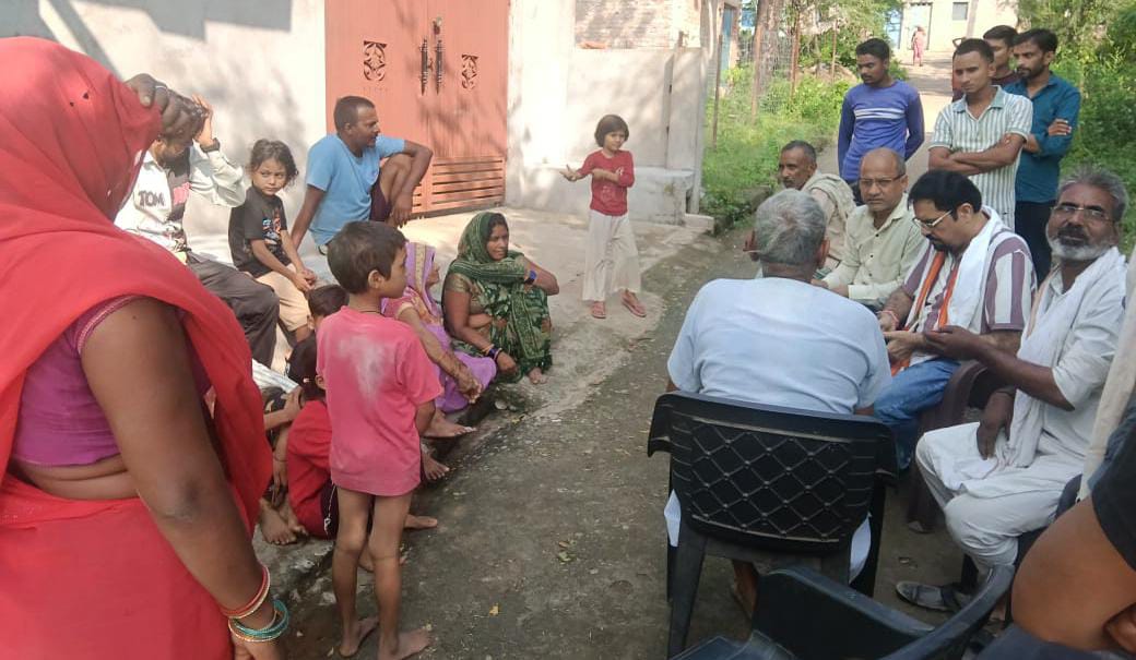 कांग्रेस जिलाध्यक्ष राजेश हुए 'भावुक': थामा परिवार का हाथ, बोले- सरकार को देना होगा सहारा