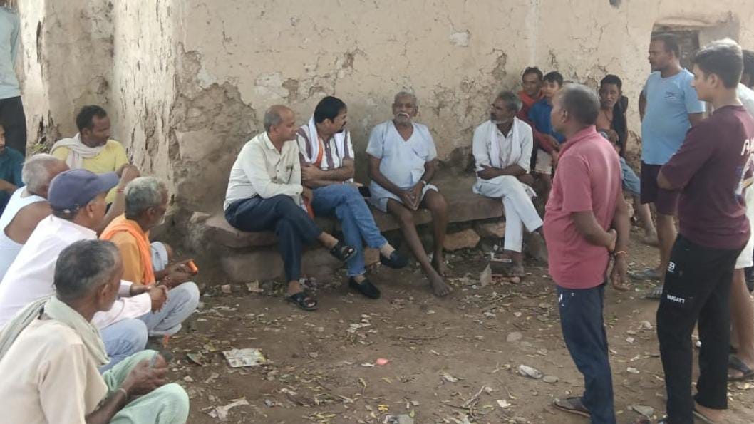 कांग्रेस जिलाध्यक्ष राजेश हुए 'भावुक': थामा परिवार का हाथ, बोले- सरकार को देना होगा सहारा