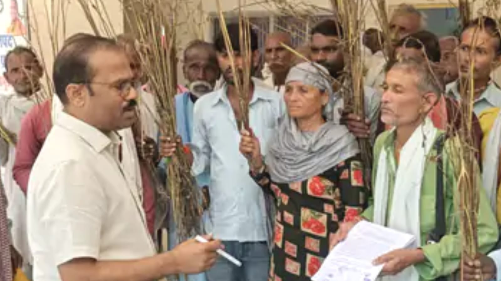 'तांडव': फसल चौपट, आशियाने हुए धराशाई, मुआवजे की आस में 'डीएम दरबार' में किसान