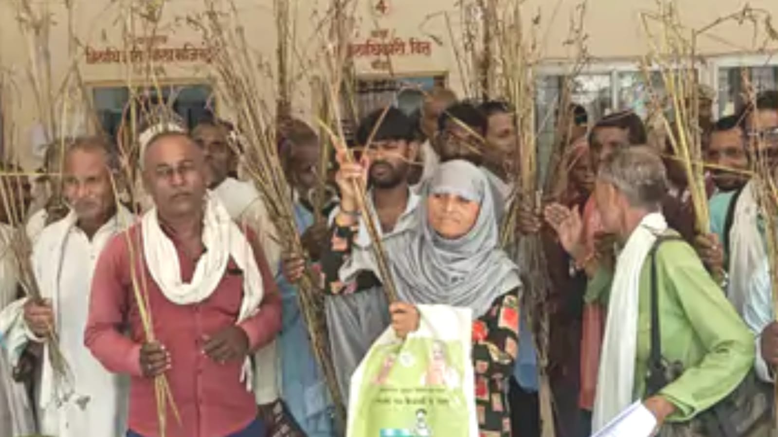 'तांडव': फसल चौपट, आशियाने हुए धराशाई, मुआवजे की आस में 'डीएम दरबार' में किसान