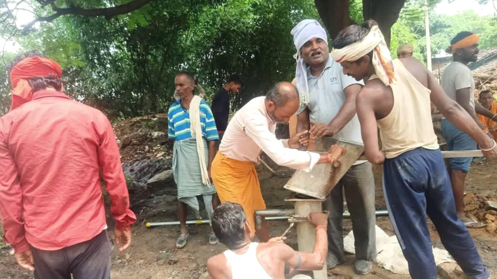 बांदा के बोडेपुरवा ने दिखाया आइना: 'नेता औऱ सरकार' का छोड़ा आसरा, श्रमदान से बना रहे अपना गांव महान