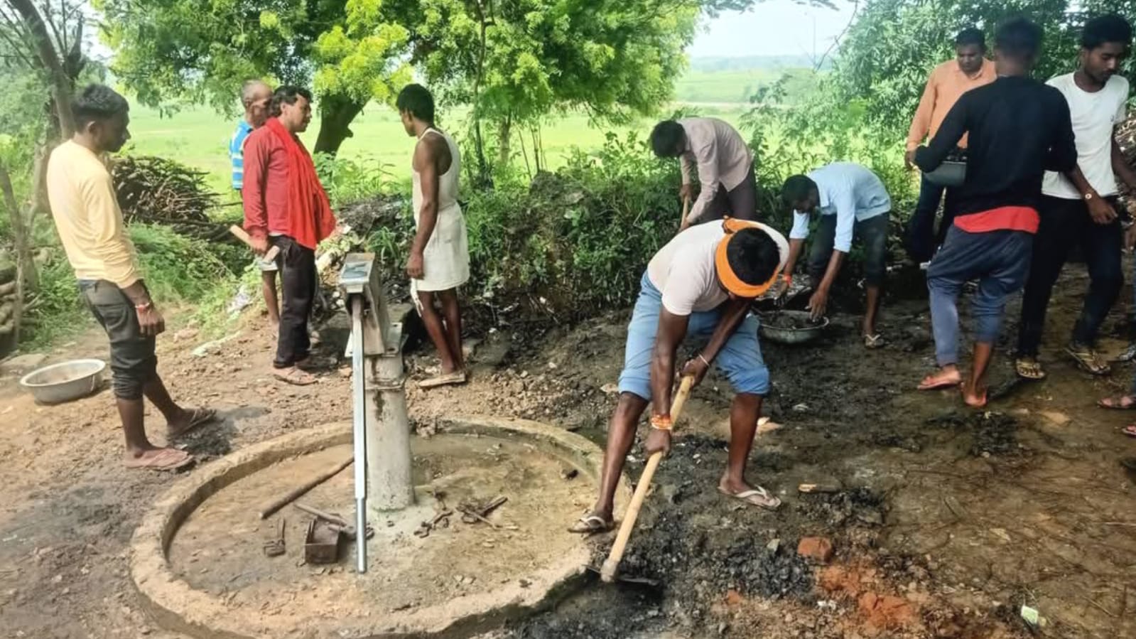 बांदा के बोडेपुरवा ने दिखाया आइना: 'नेता औऱ सरकार' का छोड़ा आसरा, श्रमदान से बना रहे अपना गांव महान