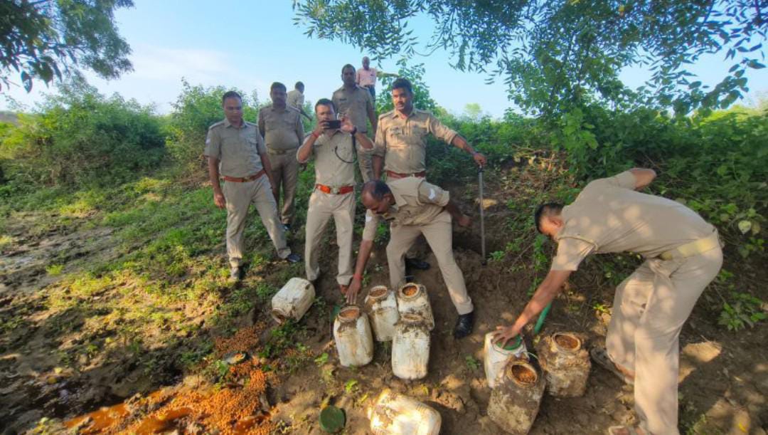 आबकारी अधिकारी धर्मेंद्र का एक्शन मोड ऑन: अवैध शराब माफियाओं की उड़ी नींद 