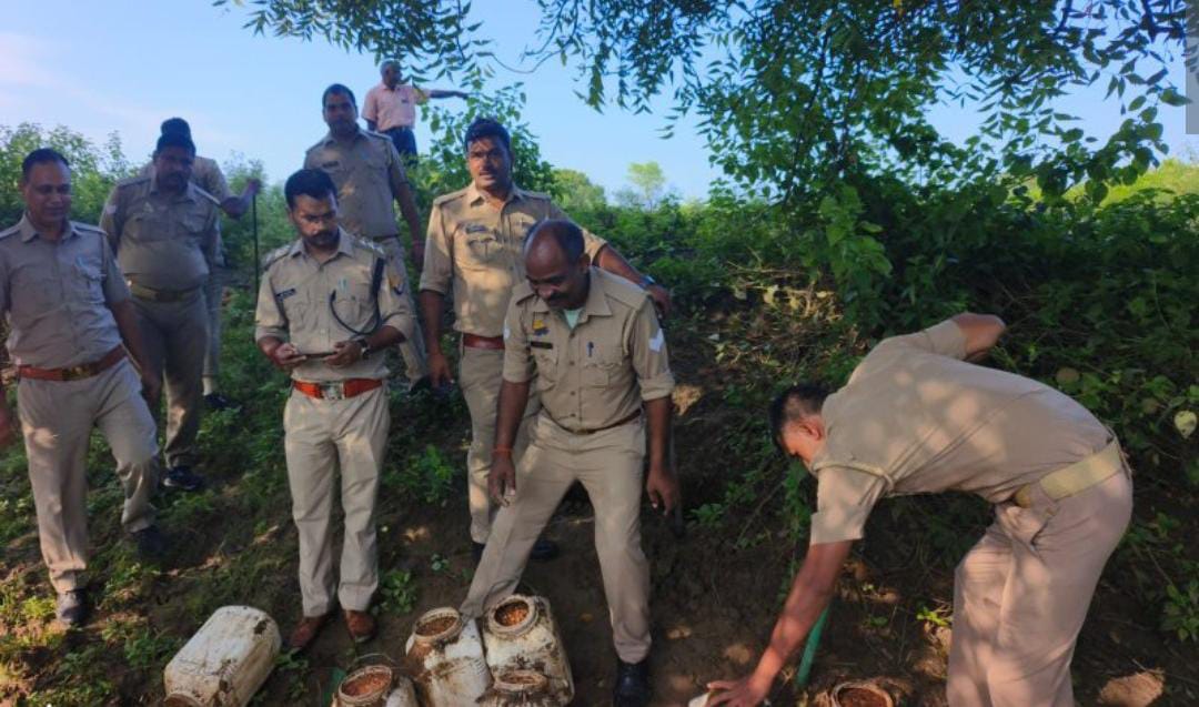 आबकारी अधिकारी धर्मेंद्र का एक्शन मोड ऑन: अवैध शराब माफियाओं की उड़ी नींद