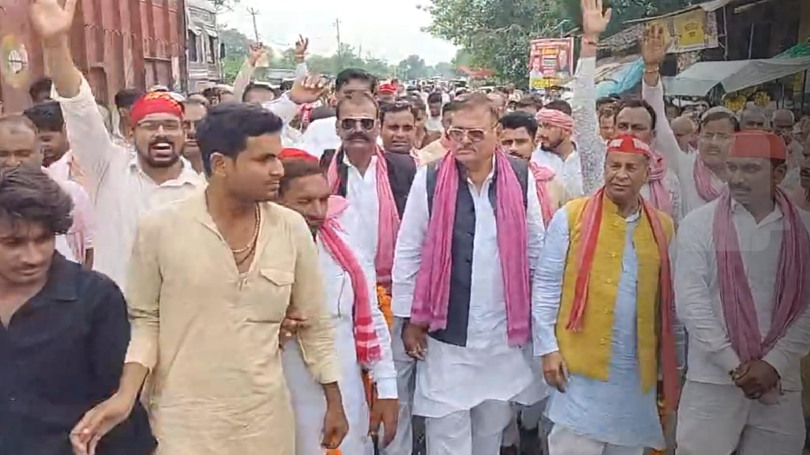 विधायक विशंभर ने 'गाड़ियों के काफिले' से की अगुवाई: नए जिलाध्यक्ष उमेश यादव का ऐतिहासिक स्वागत