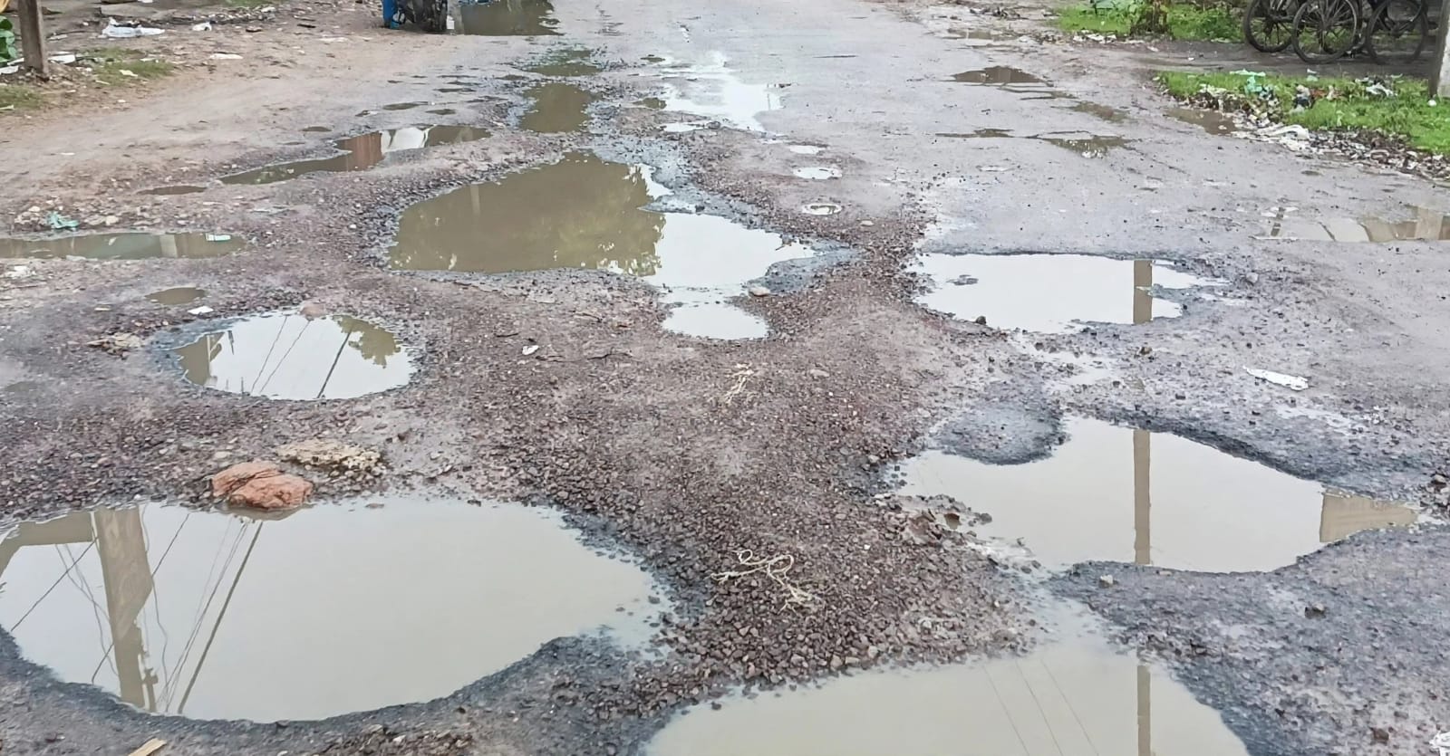 अतर्रा में 'दोनों बाईपास' बने 'मौत के गड्ढे' प्रशासन आखिर क्यों मौन ?