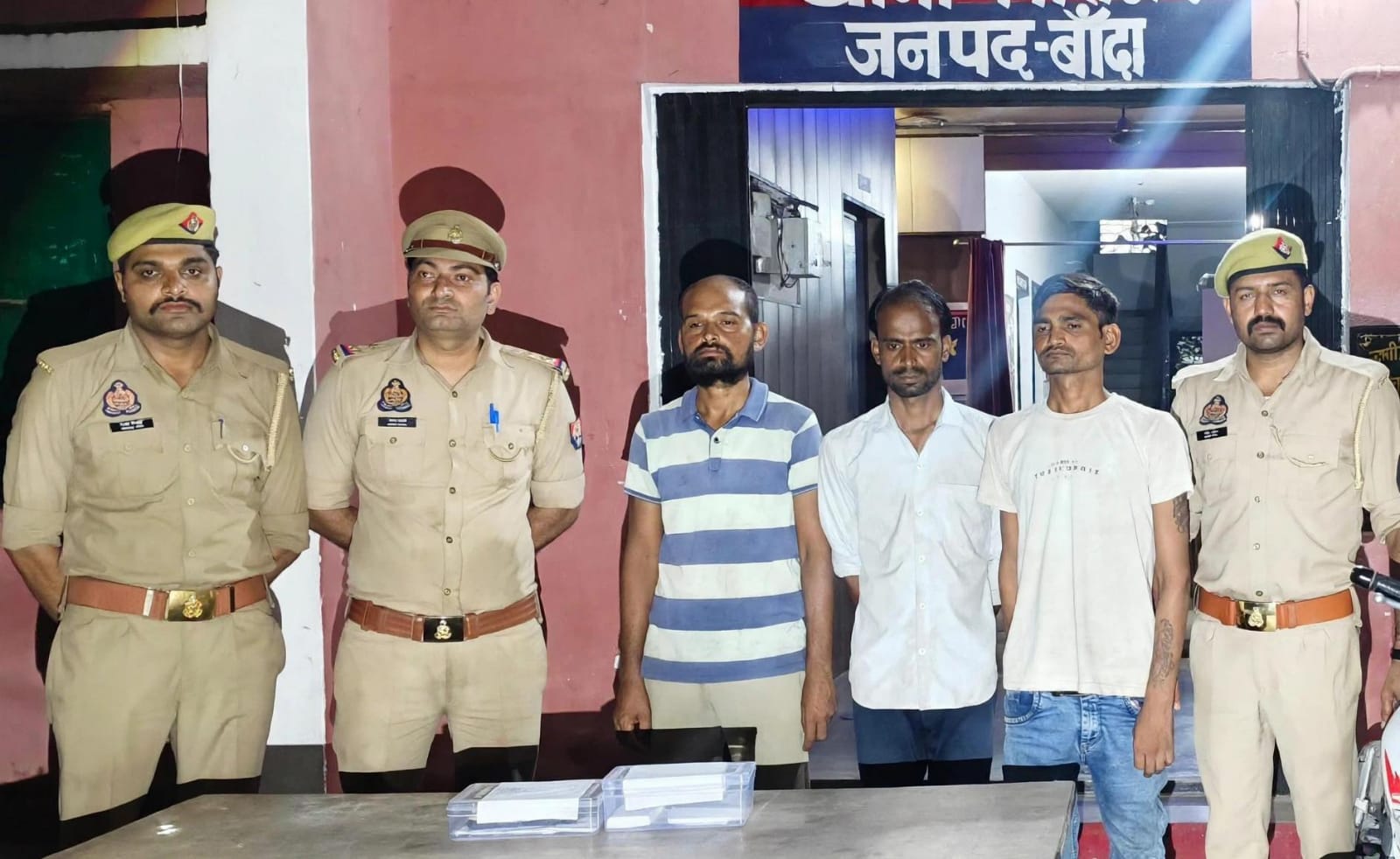 जुए की 'महफिल' में पुलिस का 'धावा': मच गई भगदड़, 3 गिरफ़्तार, 3 अंधेरे में हुए फरार