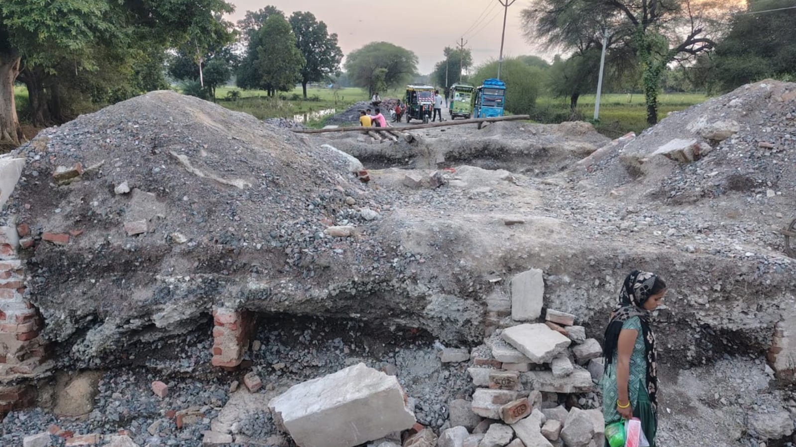 जलनिकासी के नाम पर 'सड़क का कत्ल': दर्जनों गांवों का 'रास्ता' बेहाल, कब 'जागेंगे' जिम्मेदार ?