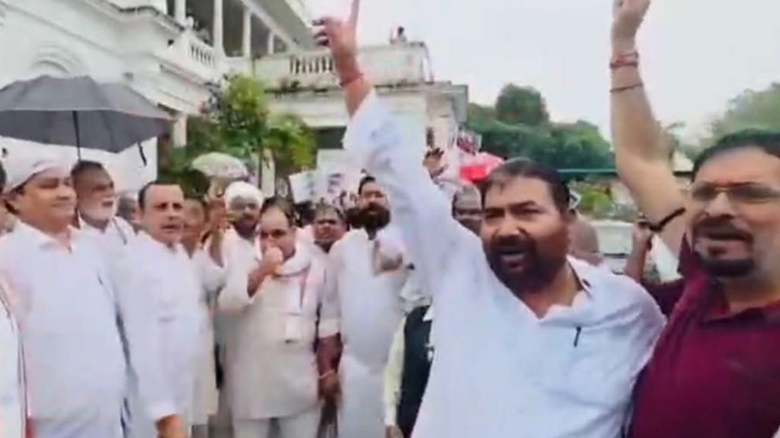 राजेश दीक्षित की अगुवाई में 'बांदा से लखनऊ' तक 'हुंकार': 'वोट चोरी' पर मचा संग्राम ! 