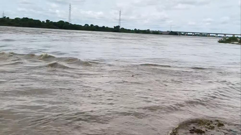 बांदा में जल तांडव का बजा अलार्म: केन-यमुना का दिखा 'रौद्र' रूप, इलाकों में मची खलबली