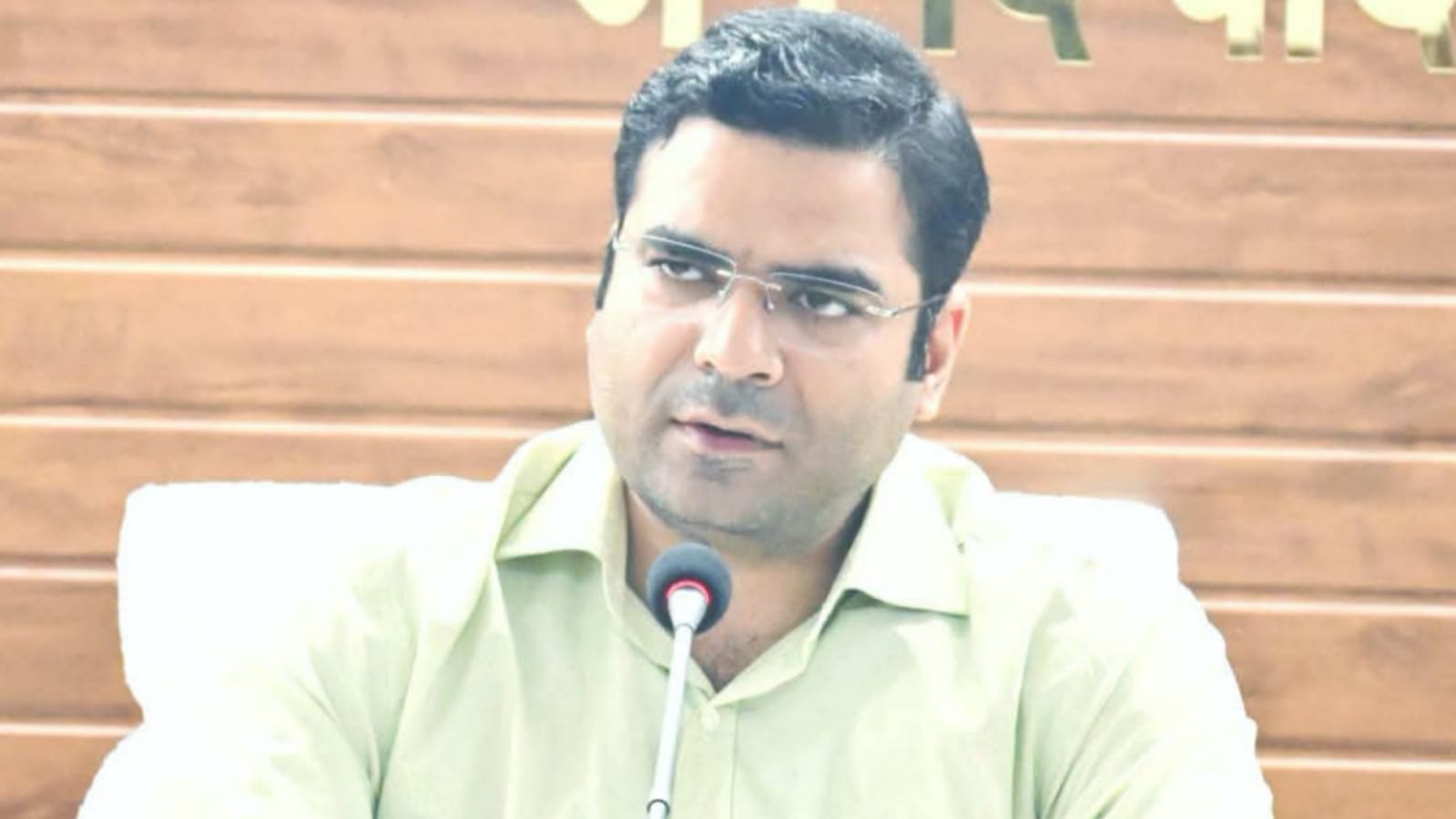 सीएम योगी का 'बांदा डीएम पर फूटा 'गुस्सा': लापरवाही 'सुधारने' की कड़ी हिदायत