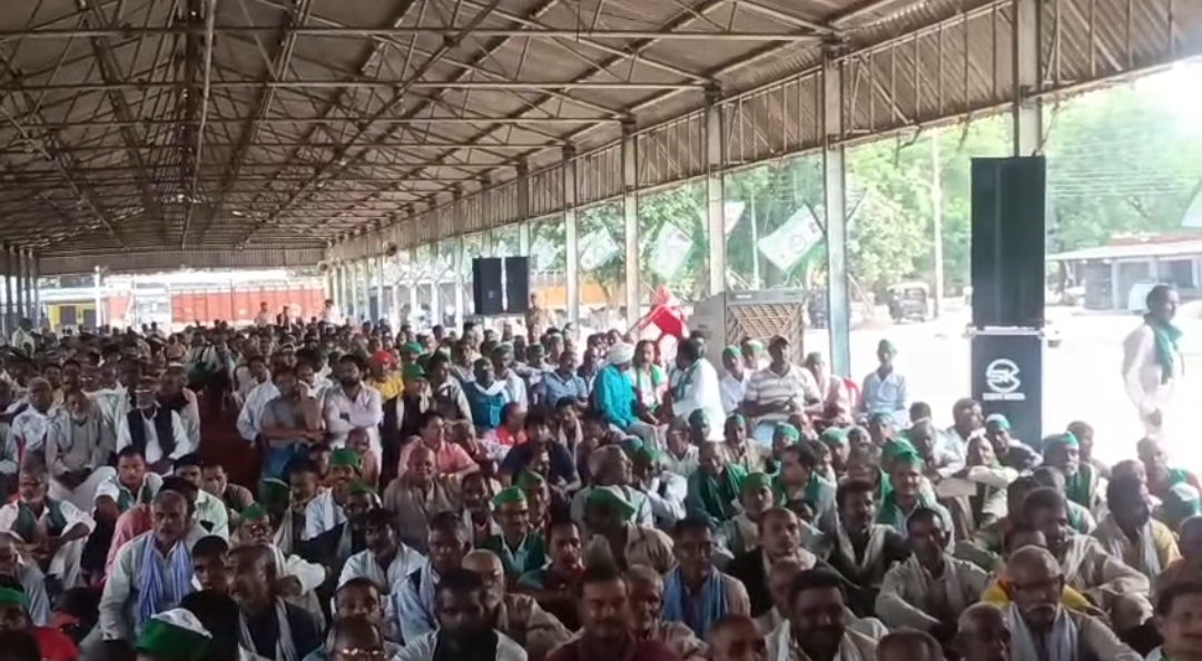 बांदा में राकेश टिकैत की हुंकार: बुंदेलखंड पैकेज और खनन पर गरजी महापंचायत, उमड़ा सैलाब