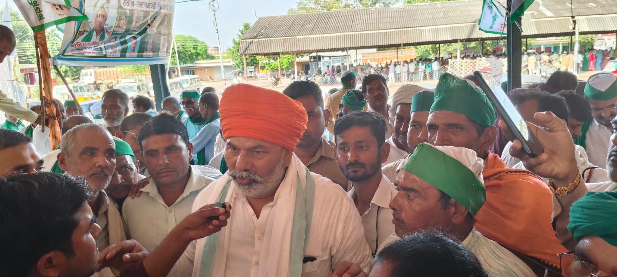 बांदा में राकेश टिकैत की हुंकार: बुंदेलखंड पैकेज और खनन पर गरजी महापंचायत, उमड़ा सैलाब