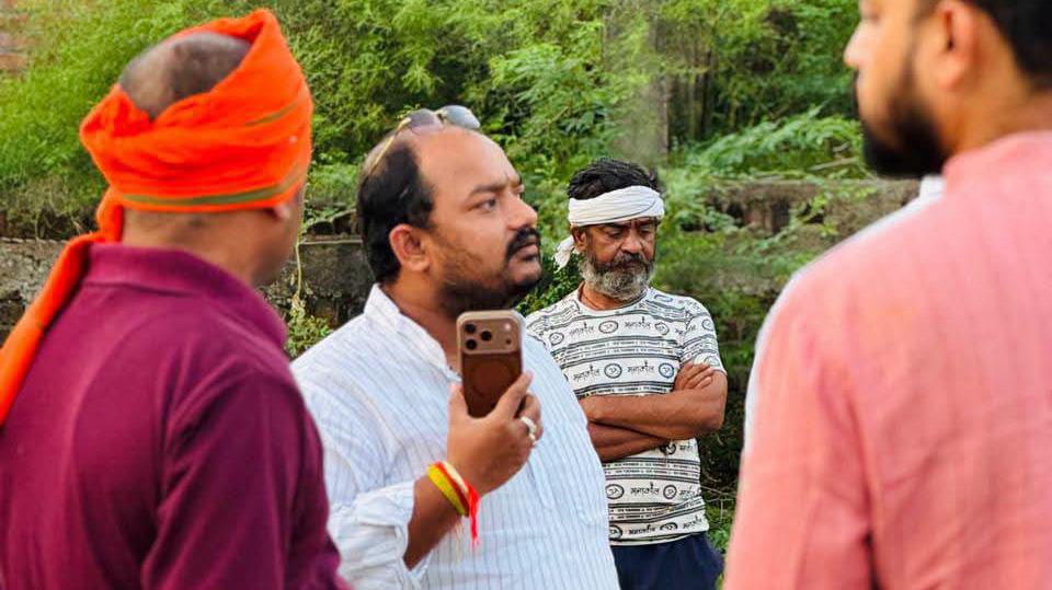 फील्ड में 'उतरे' अंकित बासू: झील का पुरवा में खुद नापी सीसी रोड की गुणवत्ता 