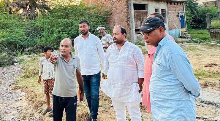 फील्ड में 'उतरे' अंकित बासू: झील का पुरवा में खुद नापी सीसी रोड की गुणवत्ता 