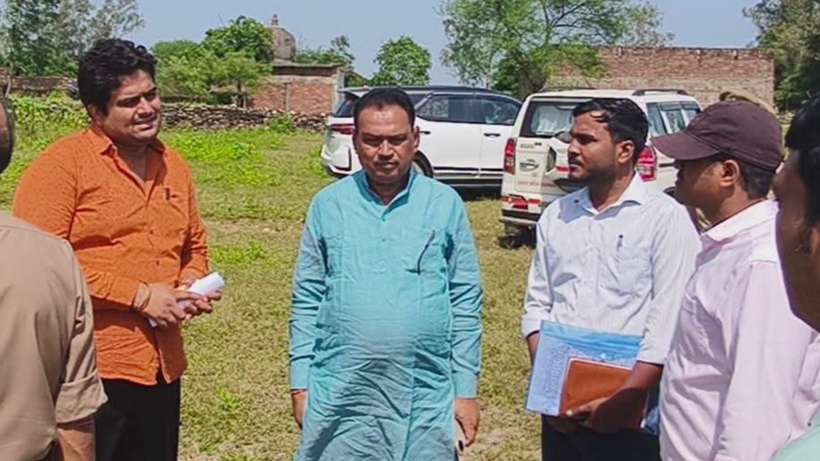 पाठा के 'संकटमोचक' बने अनुज हनुमत: डीएम के सामने उठाए दो बड़े मुद्दे, प्रशासन का खींचा ध्यान