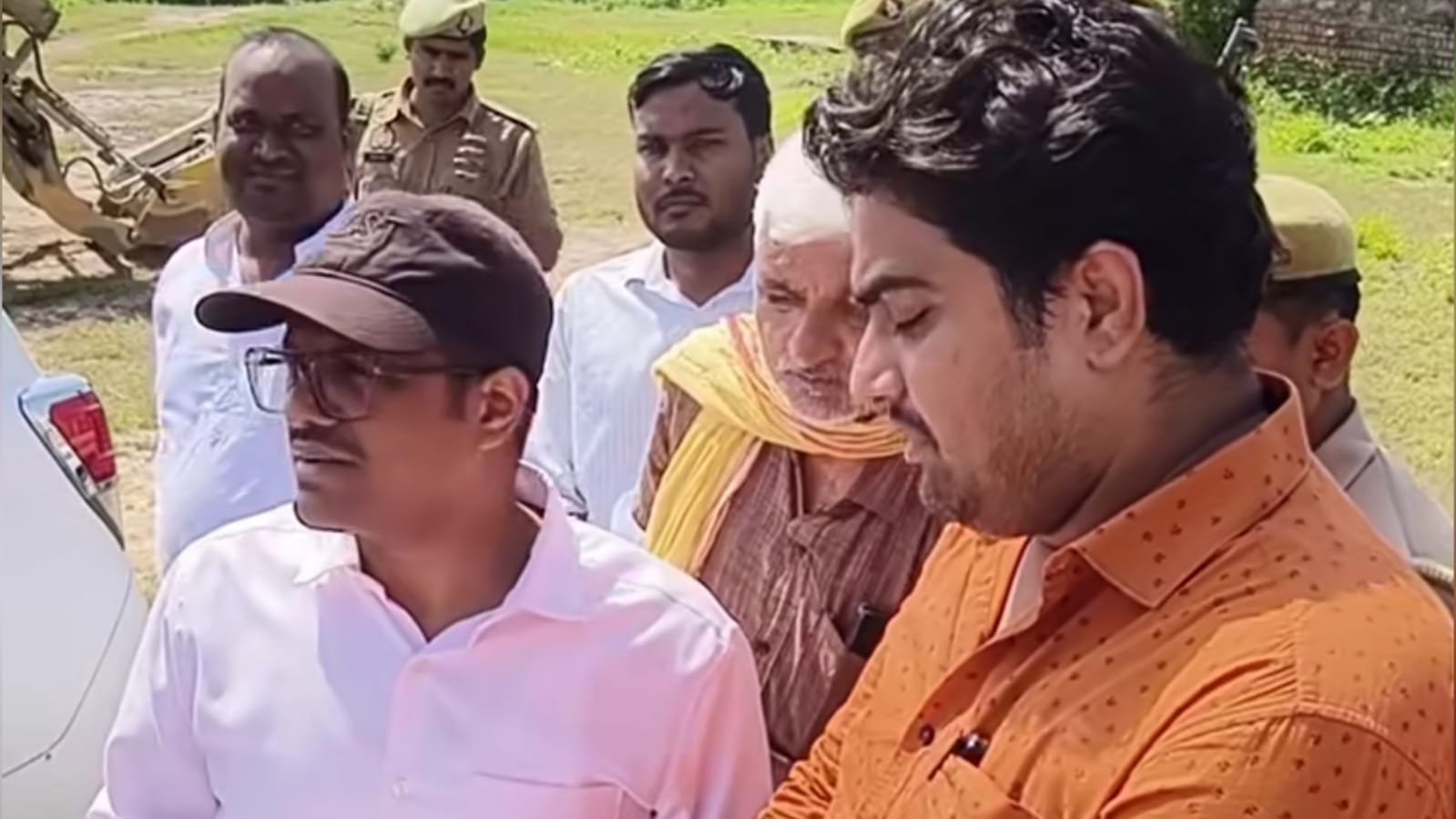 पाठा के 'संकटमोचक' बने अनुज हनुमत: डीएम के सामने उठाए दो बड़े मुद्दे, प्रशासन का खींचा ध्यान