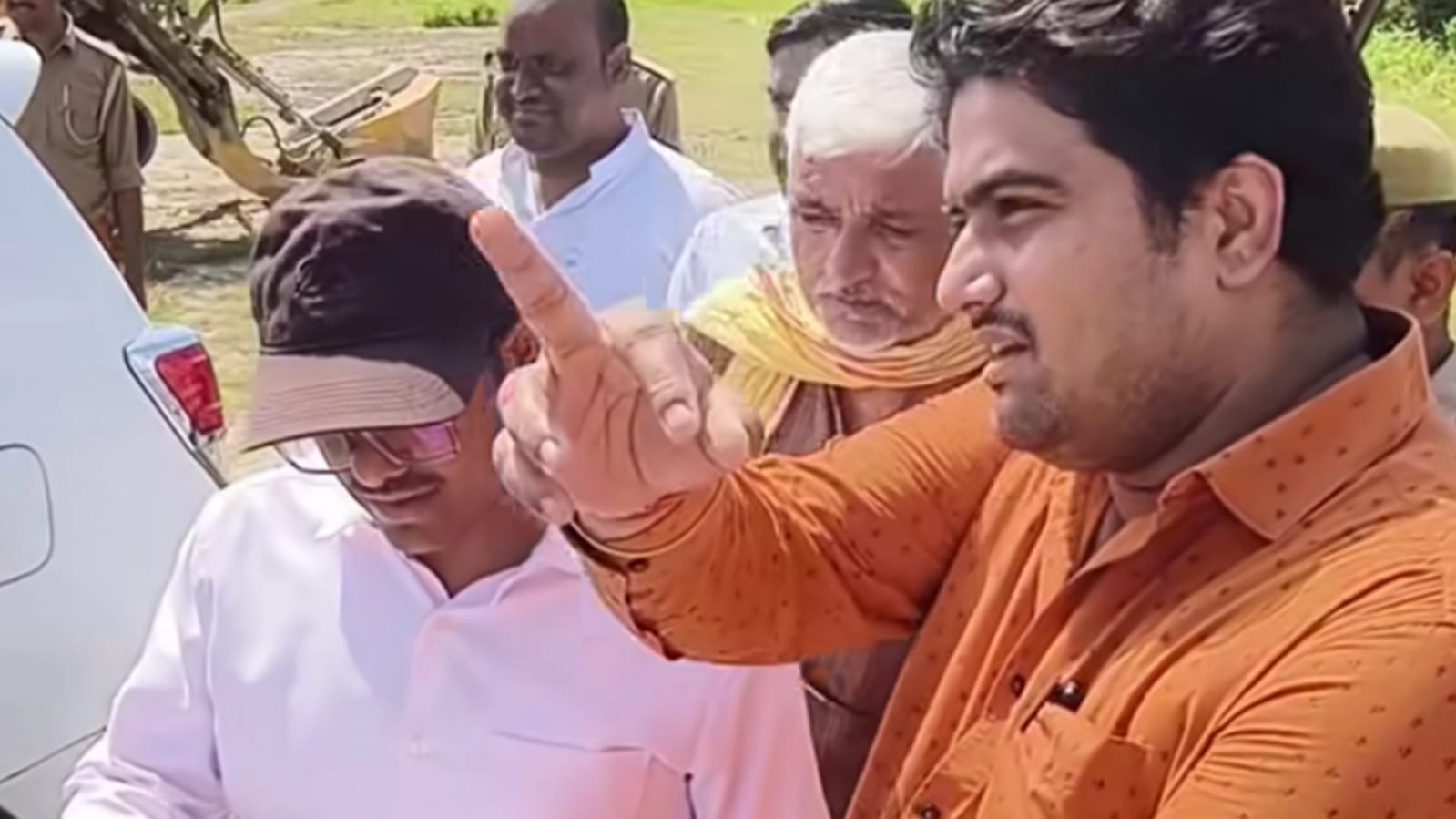 पाठा के 'संकटमोचक' बने अनुज हनुमत: डीएम के सामने उठाए दो बड़े मुद्दे, प्रशासन का खींचा ध्यान