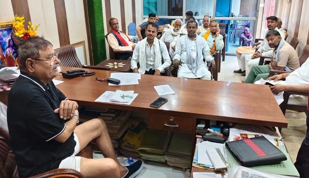 विधायक विशंभर 'बुखार' से पीड़ित होने पर भी 'जन कल्याण' में डटे: बीमारी को दे रहे 'मात' !