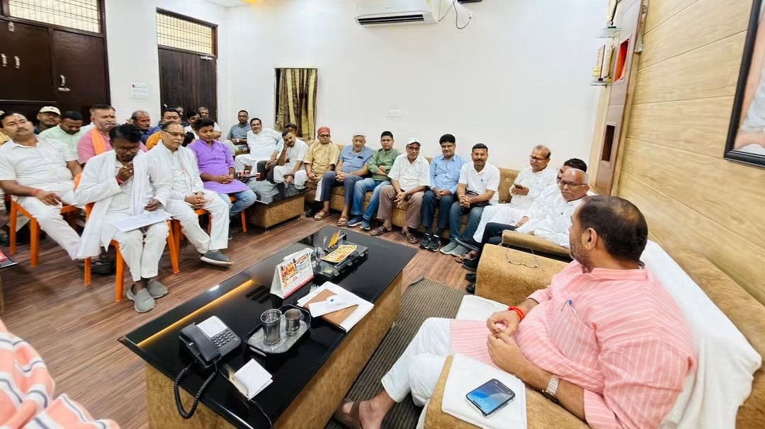 विधायक प्रकाश ने दारा सिंह के 'फ्री-स्टाइल दांव' का फूंका चुनावी मंत्र, बनाई रणनीति