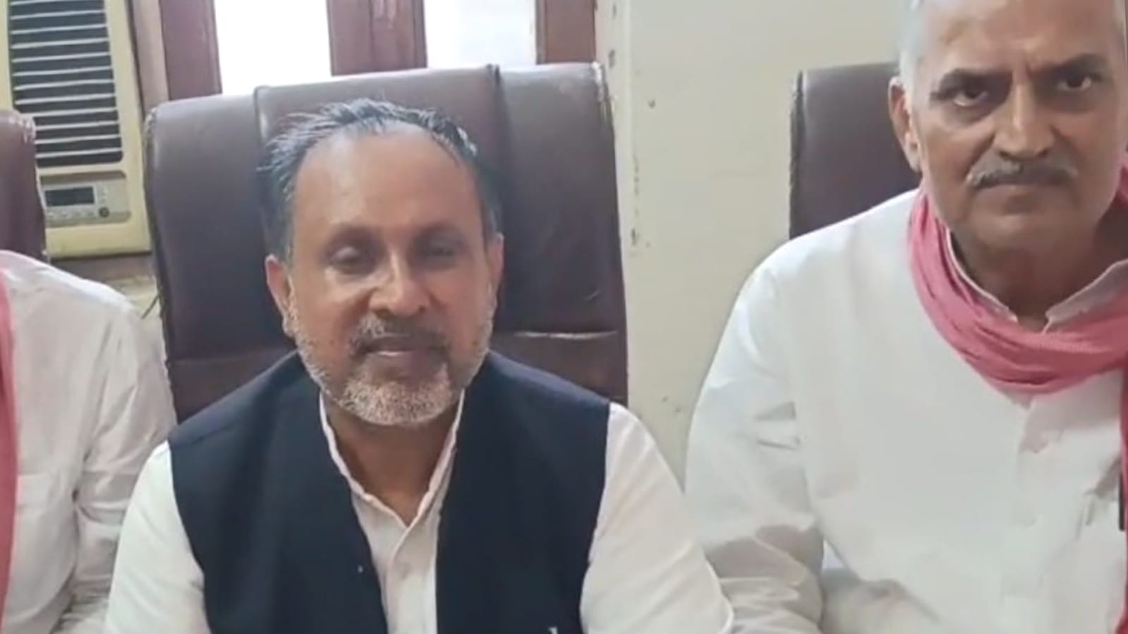 स्नातक चुनाव: लापता रहे एमएलसी मान सिंह हुये प्रगट, मतदाता पूछ रहे कहां थे आप छह साल ?