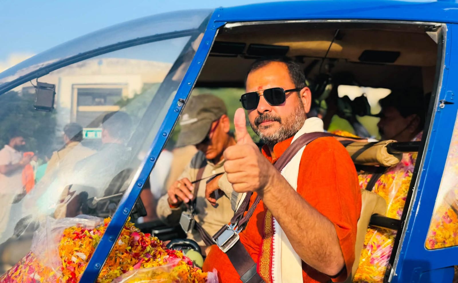 विधायक प्रकाश द्वारा हेलीकॉप्टर से दुर्गा प्रतिमाओं पर पुष्प वर्षा: गूंज उठा जय प्रकाश तय प्रकाश !