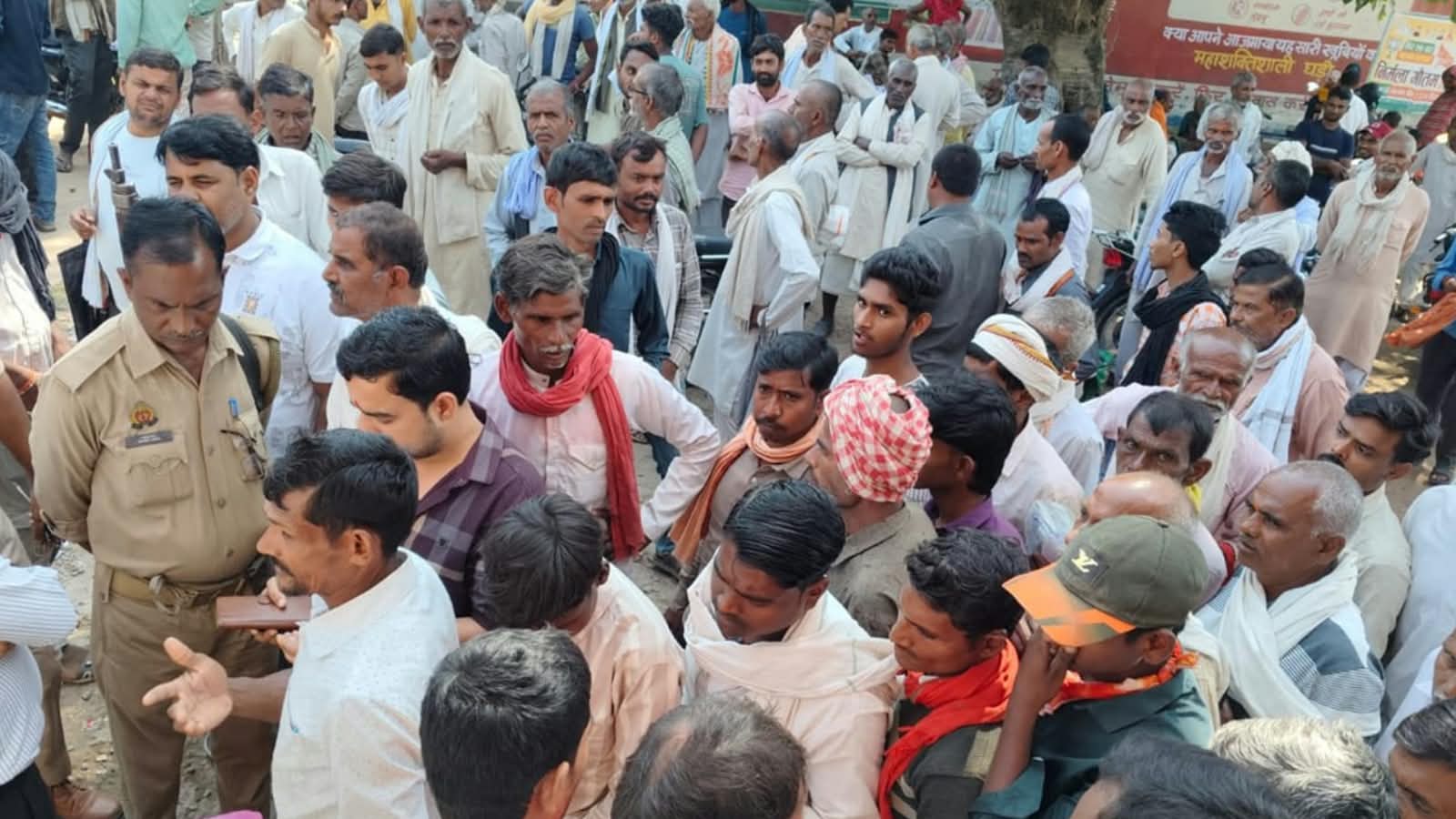 बांदा में किसानों नें 'लूटा' खाद का टोकन: पूरे जिले में महासंकट से मची है त्राहि