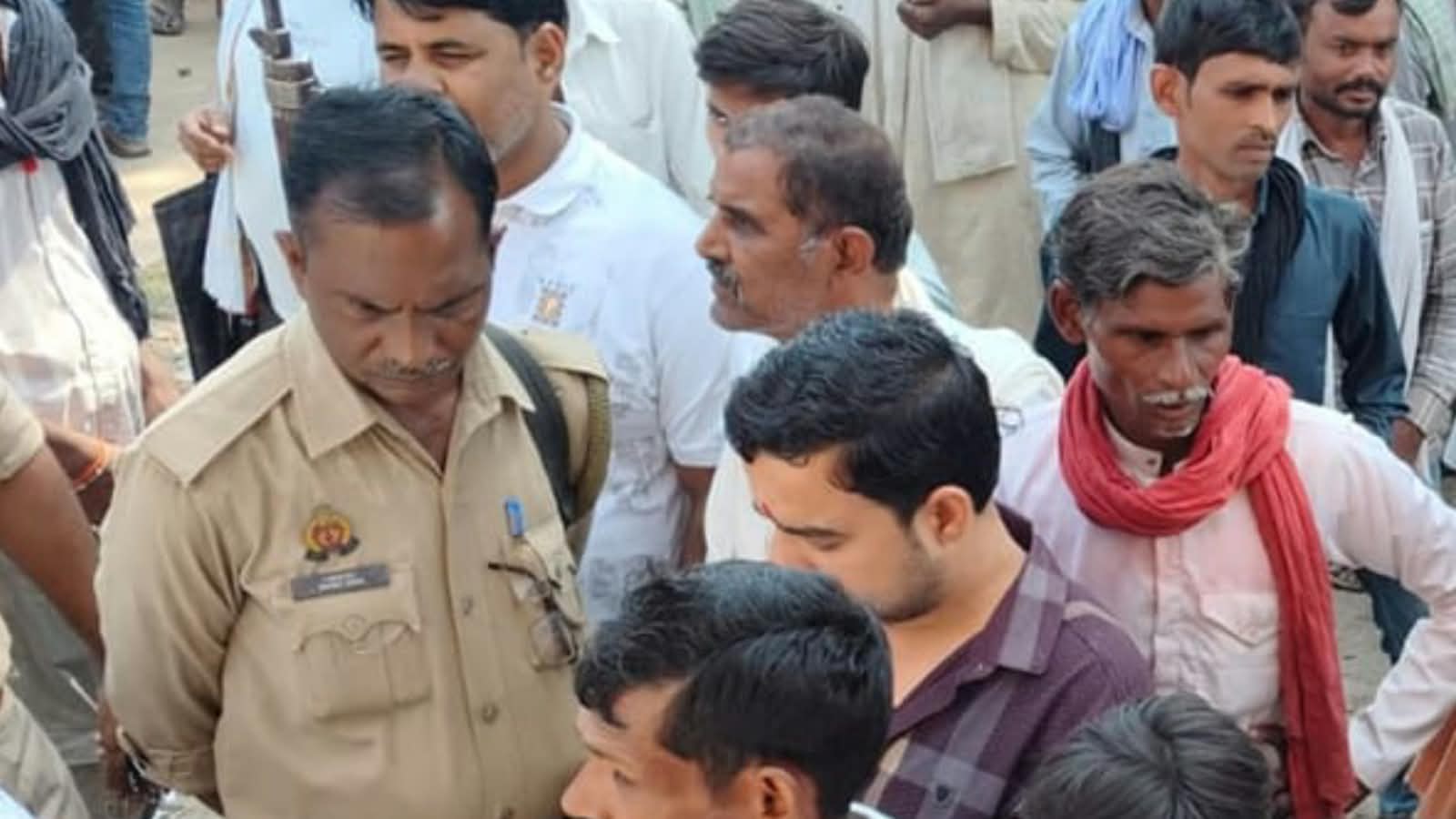 बांदा में किसानों नें 'लूटा' खाद का टोकन: पूरे जिले में महासंकट से मची है त्राहि