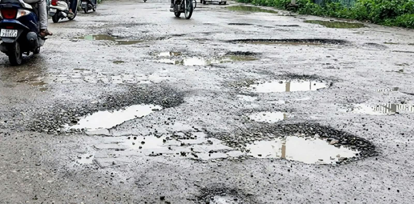कमीशन में दफ़न हुआ विकास ? बांदा-टांडा मार्ग की एक दिन में 'खुली' कलई, जिम्मेदार मौन ?