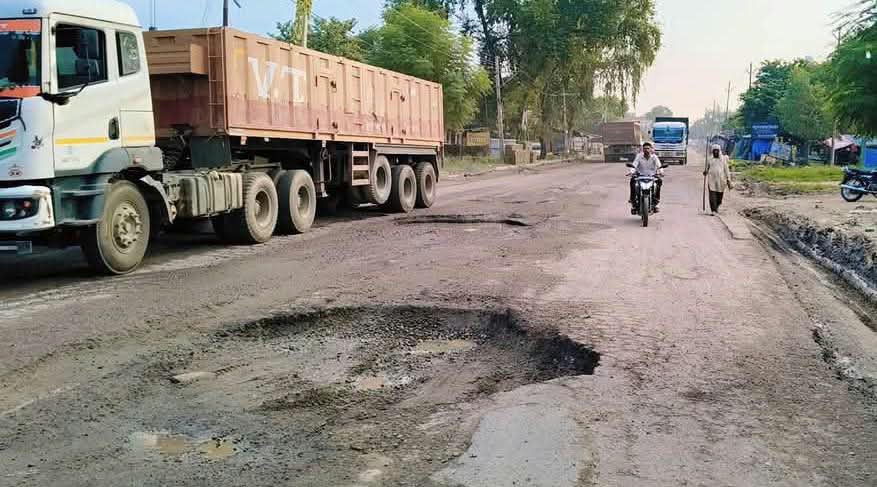 कमीशन में दफ़न हुआ विकास ? बांदा-टांडा मार्ग की एक दिन में 'खुली' कलई, जिम्मेदार मौन ?