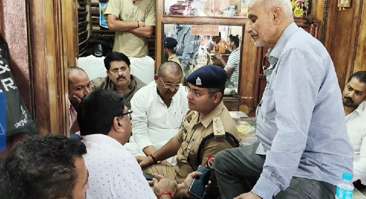 बांदा में मंत्री ने ही 'थाने' में दिया धरना: कार्यकर्ता की 'पिटाई' पर 'भड़के' जलशक्ति राज्यमंत्री रामकेश