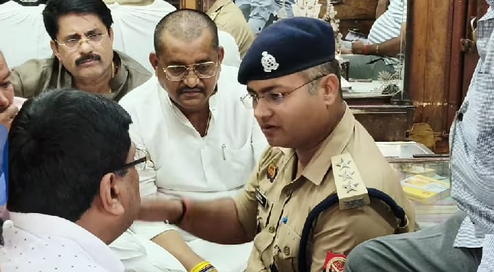 बांदा में मंत्री ने ही 'थाने' में दिया धरना: कार्यकर्ता की 'पिटाई' पर 'भड़के' जलशक्ति राज्यमंत्री रामकेश