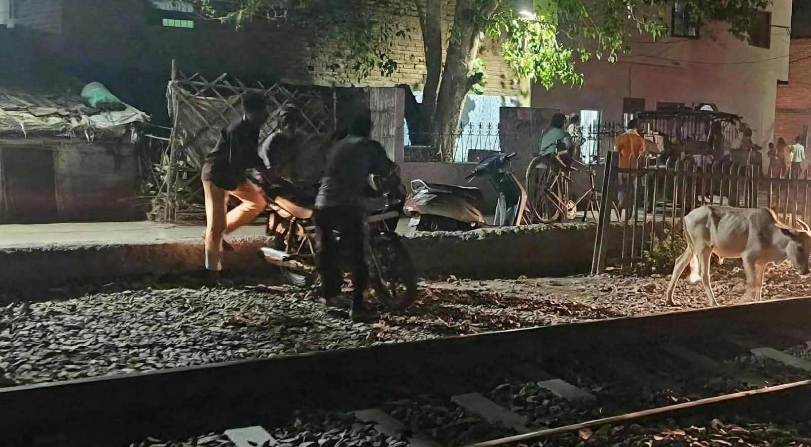 बांदा में 'गरजेगा' रेलवे का बुलडोजर: क्योटरा क्रासिंग के 'मकानों' पर लटकी तलवार !