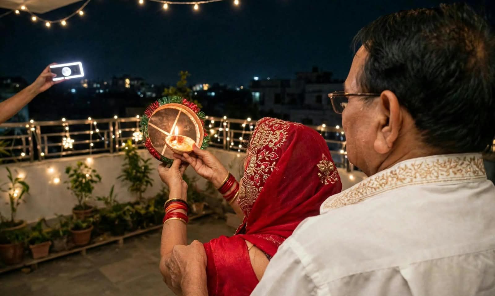 बदली में 'छुप' गया चांद: सुहागिनें बोलीं 'गंगा मइया' में जब तक पानी रहे, मेरे सजना तेरी जिंदगानी रहे